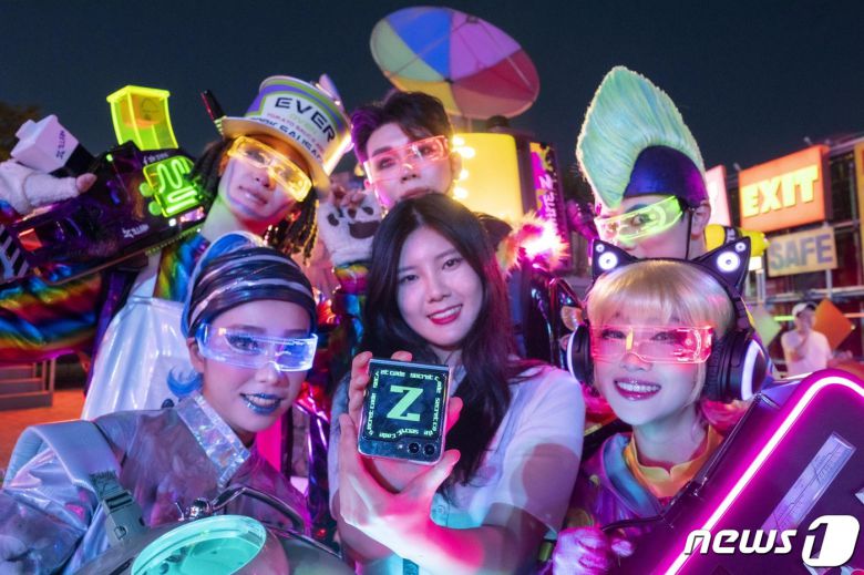 삼성전자, 에버랜드 '블러드시티'에서 갤럭시Z플립5·폴드5 체험존 운영 (삼성전자 제공)