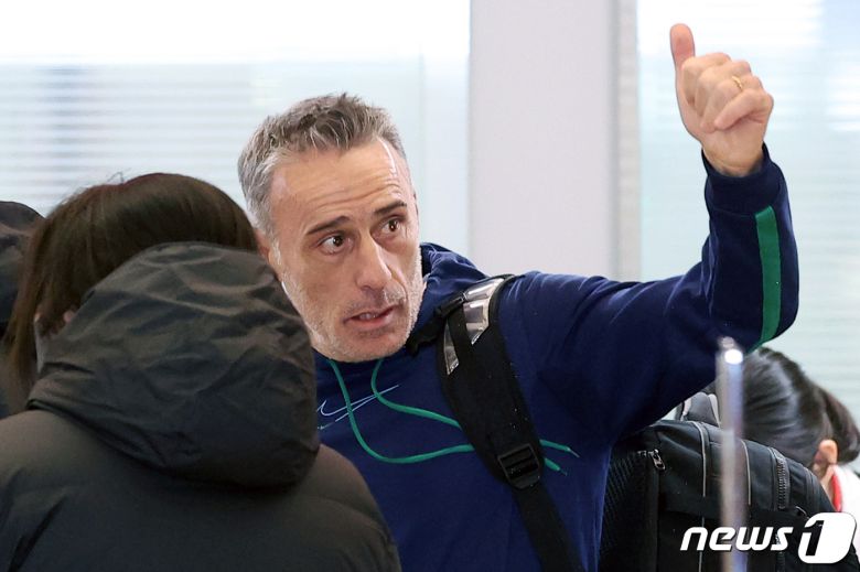 한국 축구대표팀의 월드컵 16강 진출을 이끈 파울루 벤투 감독이 13일 인천국제공항 제1여객터미널을 통해 출국하며 팬들에게 인사하고 있다. 2022.12.13/뉴스1 ⓒ News1 조태형 기자