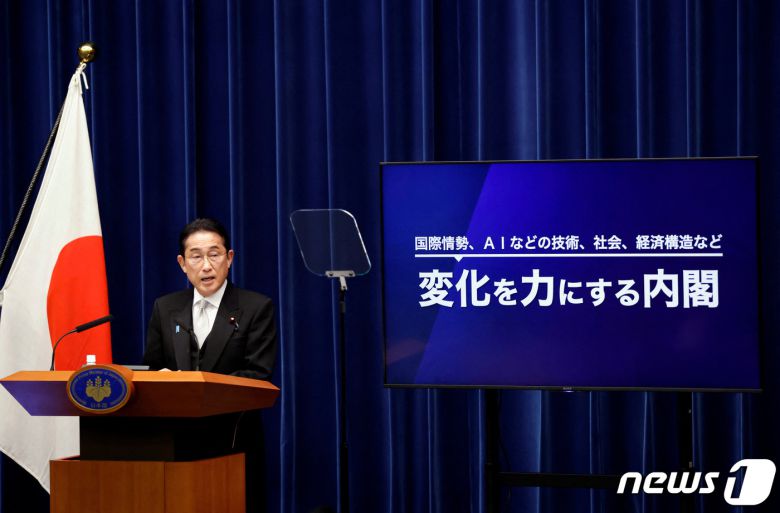 13일 일본 도쿄 총리관저에서 기시다 후미오 총리가 제2차 재개조 내각에 대해 설명하고 있다. 오른쪽 화면에는 '국제정세, AI 등의 기술, 사회, 경제구조 등 변화를 힘으로 만드는 내각'이라는 글자가 떠 있다. 2023.09.13/ ⓒ 로이터=뉴스1 ⓒ News1 권진영 기자