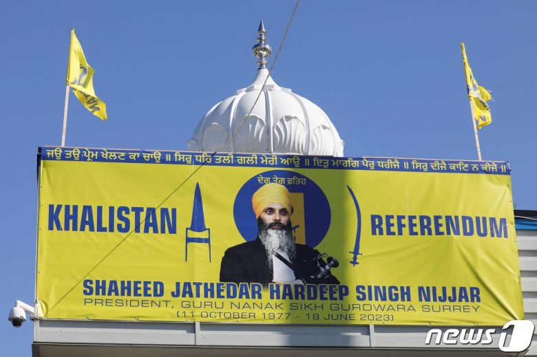 18일(현지시간) 캐나다 브리티시컬럼비아주(州) 써리에 있는 시크교 사원 외벽에 지난 6월 이곳에서 총격을 당해 숨진 시크교 분리독립 운동가 하딥 싱 니자르(46)의 초상이 걸린 모습이다. 이날 캐나다 외무부는 성명을 내고 니자르 사망에 인도 정보요원이 연루됐다는 첩보를 입수했다고 밝혔다. 2023.9.18. ⓒ 로이터=뉴스1 ⓒ News1 김성식 기자