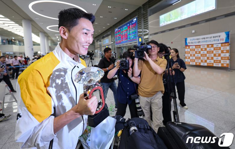 한국 최초로 세계육상연맹 다이아몬드리그 우승을 차지한 우상혁이 19일 오후 인천국제공항 제2여객터미널을 통해 귀국하고 있다. 2023.9.19/뉴스1 ⓒ News1 김도우 기자