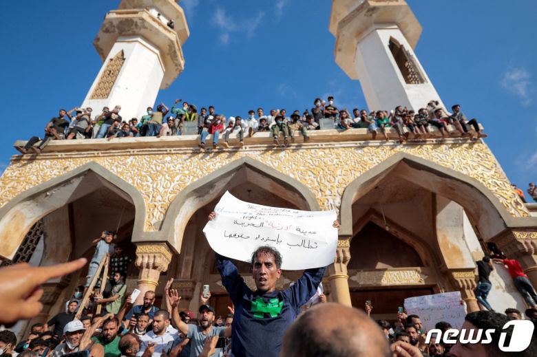 18일(현지시간) 리비아 데르나의 알 사하바 모스크 앞에서 시민들이 시위를 벌이고 있다. 2023.09.18/ ⓒ 로이터=뉴스1 ⓒ News1 장성희 기자