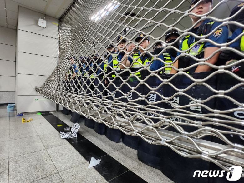 21일 더불어민주당 이재명 대표 체포동의안이 가결되자 지지자들이 국회 진입을 시도했다. 경찰은 지하철 9호선 국회의사당역 1번·6번 출구를 폐쇄했다. 경찰과 서울메트로 9호선은 이날 오후 국회 정문 인근 국회의사당역 1번·6번 출구에 경찰관 등 인력을 배치해 국회 방향 진출을 차단하고 있다. 2023.9.21/뉴스1 ⓒ News1 한병찬 기자