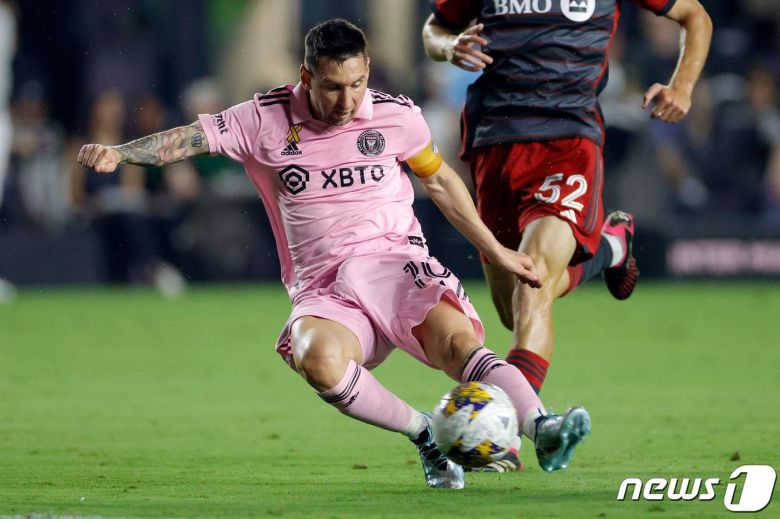 인터 마이애미의 리오넬 메시가 20일(현지시간) 플로리다주 포트 로더데일의 DRV PNK 스타디움에서 열린 MLS 토론토FC와 상대 선수를 제치고 슈팅을 하고 있다. 2023.9.21 ⓒ AFP=뉴스1 ⓒ News1 우동명 기자