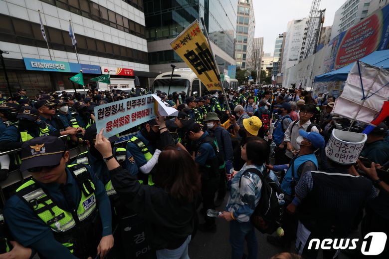 이재명 더불어민주당 대표 체포동의안이 가결된 21일 오후 서울 여의도 더불어민주당사 앞에서 이 대표 지지자들이 경찰과 대치하고 있다. 2023.9.21/뉴스1. ⓒ News1 황기선 기자