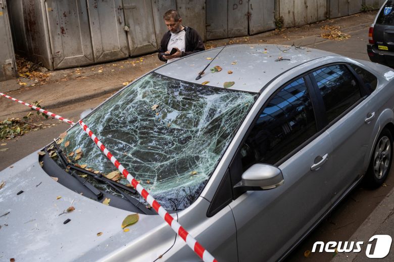 21일(현지시간) 러시아군의 미사일 공격으로 우크라이나 키이우의 한 차량이 파괴된 모습. 2023.09.21/뉴스1 ⓒ 로이터=뉴스1 ⓒ News1 김민수 기자