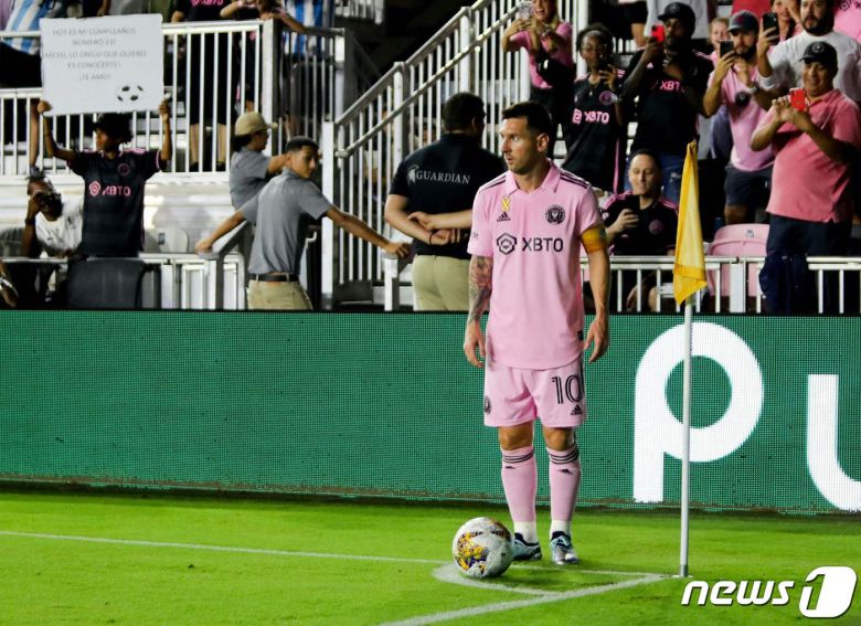 인터 마이애미의 리오넬 메시가 20일(현지시간) 플로리다주 포트 로더데일의 DRV PNK 스타디움에서 열린 MLS 토론토FC와 경기서 코너킥을 준비하고 있다. 2023.9.21 ⓒ AFP=뉴스1 ⓒ News1 우동명 기자