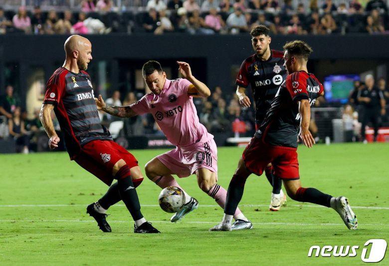 인터 마이애미의 리오넬 메시가 20일(현지시간) 플로리다주 포트 로더데일의 DRV PNK 스타디움에서 열린 MLS 토론토FC와 경기서 상대 선수 3명과 볼을 다투고 있다. 2023.9.21 ⓒ AFP=뉴스1 ⓒ News1 우동명 기자