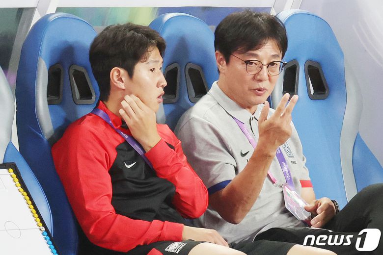 21일 오후 중국 저장성 진화시 스포츠 센터 스타디움에서 2022 항저우 아시안게임 남자 축구 E조 조별리그 2차전 대한민국과 태국의 경기를 앞두고 황선홍 감독과 이강인이 대화를 나누고 있다. 2023.9.21/뉴스1 ⓒ News1 민경석 기자