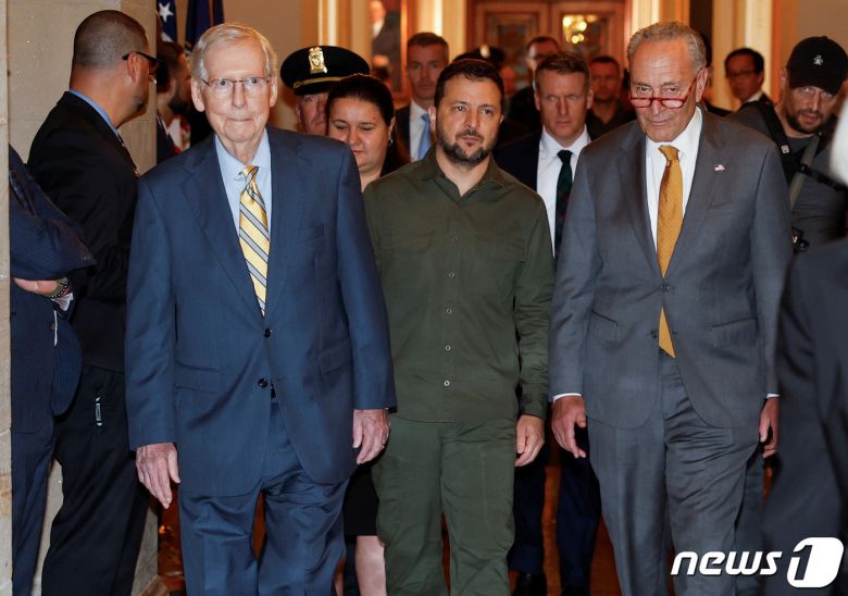 볼로디미르 젤렌스키 우크라이나 대통령이 21일(현지시간) 미국 워싱턴DC 국회의사당을 방문한 가운데 미치 매코넬 공화당 상원 원내대표(왼쪽)와 척 슈머 민주당 상원 원내대표(오른쪽)의 안내를 받아 비공개 회의장으로 이동하고 있다. 2023.9.21. ⓒ 로이터=뉴스1 ⓒ News1 김성식 기자