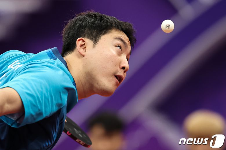임종훈이 22일 중국 항저우 공슈 캐널 스포츠 파크 체육관에서 열린 2022 항저우 아시안게임 탁구 남자 단체전 조별리그 C조 1차전 대한민국과 마카오의 경기에서 서브를 넣고 있다. 남자 탁구 대표팀은 예선 첫 경기에서 마카오를 매치스코어 3대0으로 이겼다. 2023.9.22/뉴스1 ⓒ News1 유승관 기자