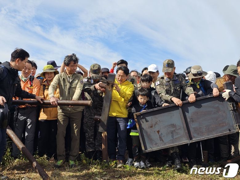 23일 오전 전남 광주 무등산 서석대에서 열린 '무등산 정상 상시 개방 개통식'행사에서 강기정 광주시장과 시민들이 57년간 정상 통행을 가로막았던 철제 펜스를 철거하고 있다.2023.9.23/뉴스1 ⓒ News1 서충섭 기자