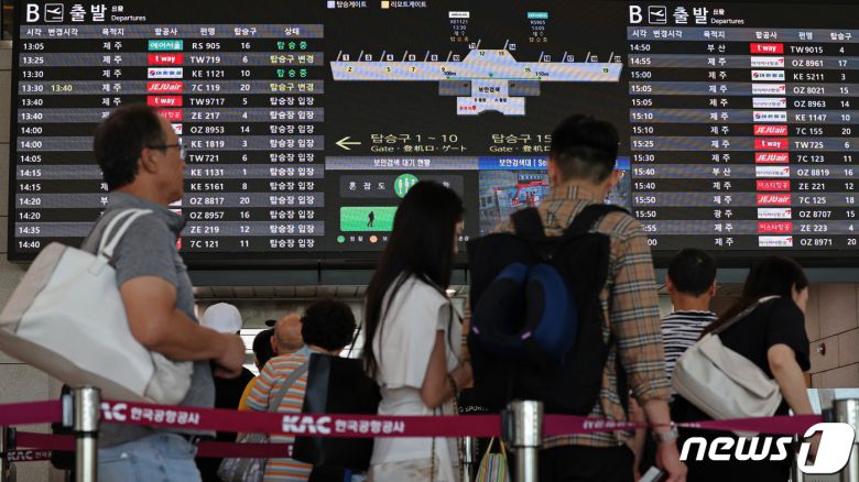 서울 강서구 김포공항 국내선에서 여행객들이 항공기 탑승장을 위해 이동하고 있다. 2023.9.5/뉴스1 ⓒ News1 장수영 기자
