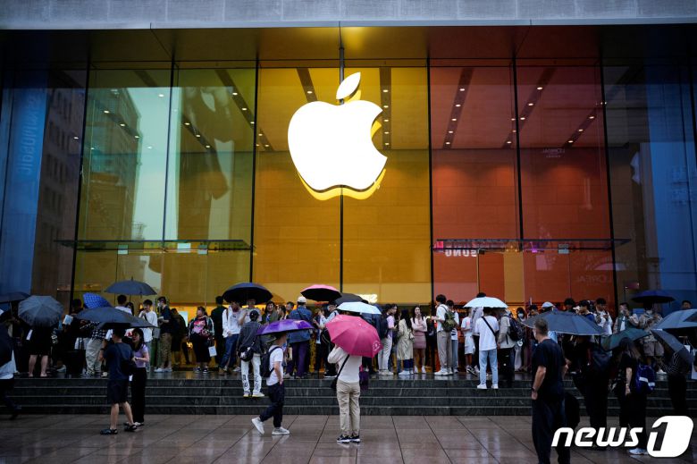 밖에서도 수많은 사람들이 대기하고 있다. 2023.09.22 ⓒ 로이터=뉴스1 ⓒ News1 우동명 기자