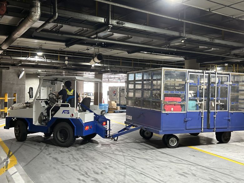 활주로로 이동을 마친 터그카의 모습. (이스타항공 제공)