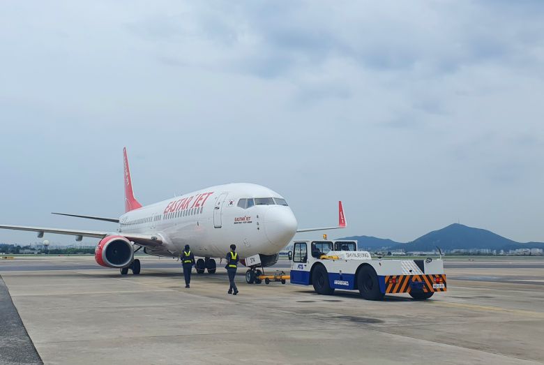 토잉카가 항공기를 뒤로 밀고있다.(이스타항공 제공)