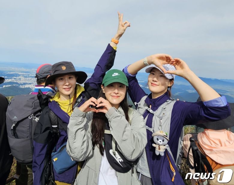 23일 무등산 정상 상시개방을 맞아 인왕봉에 오른 MZ세대 청년들이 포즈를 취하고 있다.2023.9.23./뉴스1 ⓒ News1 서충섭 기자