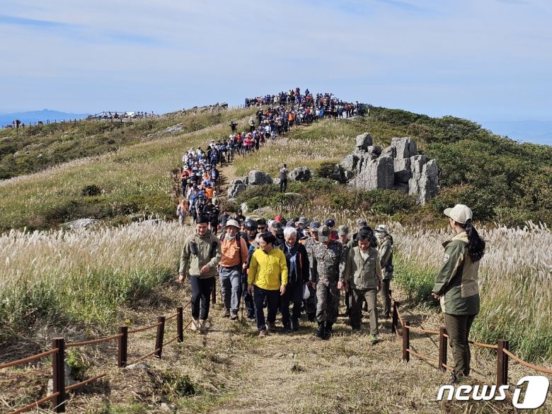 23일 전남 광주 무등산 정상 인왕봉의 상시개방을 맞아 강기정 광주시장과 시민들이 인왕봉으로 오르고 있다.2023.9.23/뉴스1 ⓒ News1 서충섭 기자