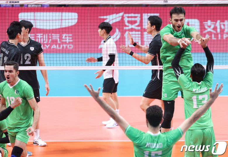 22일 오후 중국 샤오싱 차이나 텍스타일 시티 스포츠센터에서 열린 남자 배구 12강 토너먼트 대한민국과 파키스탄의 경기에서 파키스탄 선수들이 득점 후 환호하고 있다. 2023.9.22/뉴스1 ⓒ News1 신웅수 기자