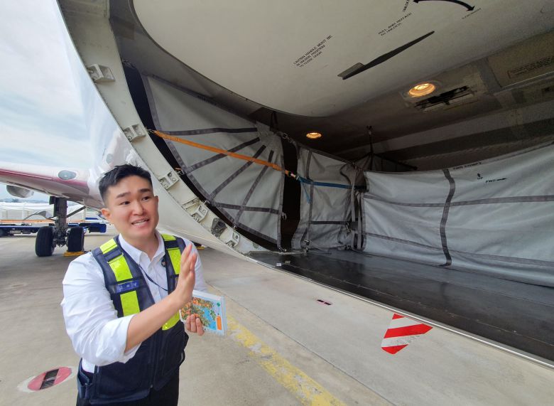 고하남 ATS 대리가 카고에 대해 설명하고 있다. (이스타항공 제공)