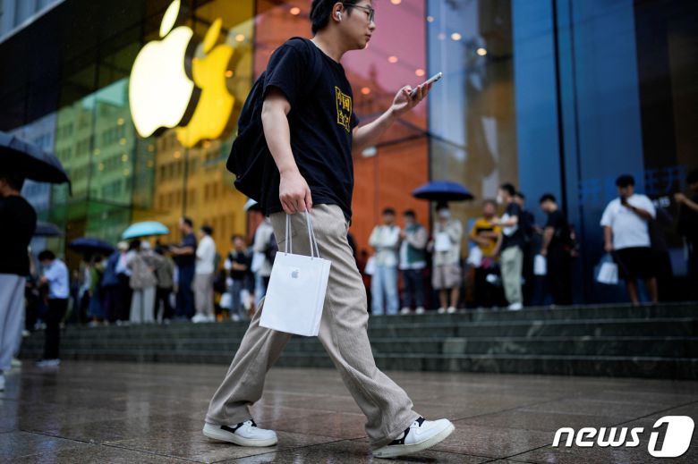 한 남성이 아이폰을 구매한 뒤 집으로 향하고 있다. 2023.09.22/ ⓒ 로이터=뉴스1 ⓒ News1 장성희 기자