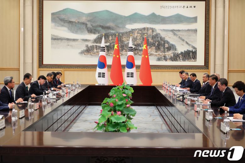 2022 항저우 아시안게임 개막식 참석하기 위해 중국을 방문한 한덕수 국무총리가 23일 오후 중국 항저우 저장성 항저우 시후 국빈관에서 시진핑 중국 국가 주석과 면담을 하고 있다. (국무총리실 제공) 2023.9.23/뉴스1