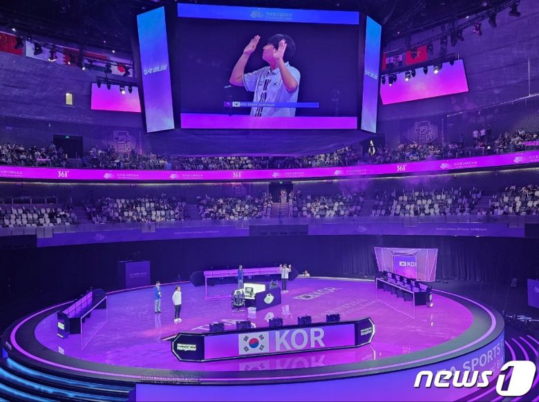 FC온라인 국가대표 곽준혁(KT롤스터·23)이 경기 시작 전 관중들을 향해 손을 흔드는 모습 2023.9.25/뉴스1 ⓒ News1 박소은 기자