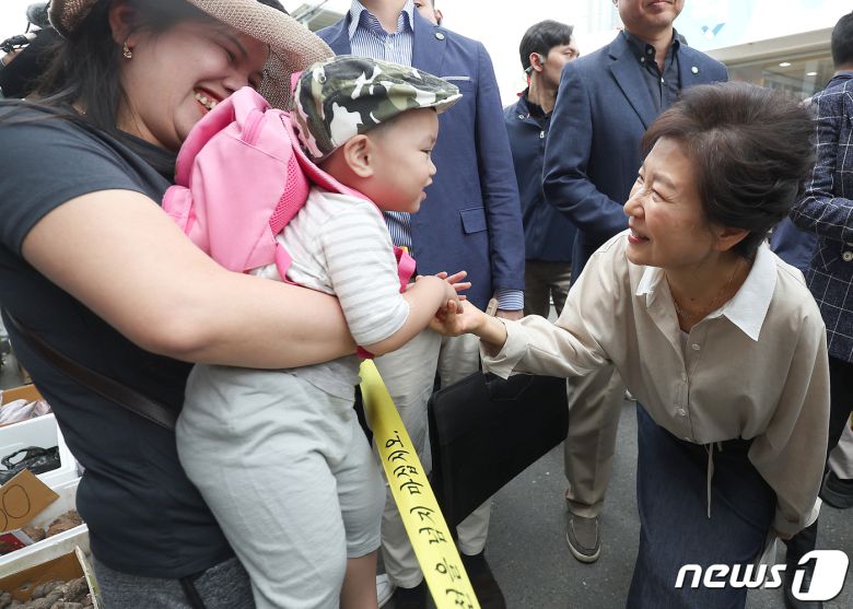 박근혜 전 대통령이 25일 오전 대구 달성군 현풍시장에서 엄마와 함께 시장에 나온 아기와 인사 나누고 있다. 2023.9.25/뉴스1 ⓒ News1 공정식 기자