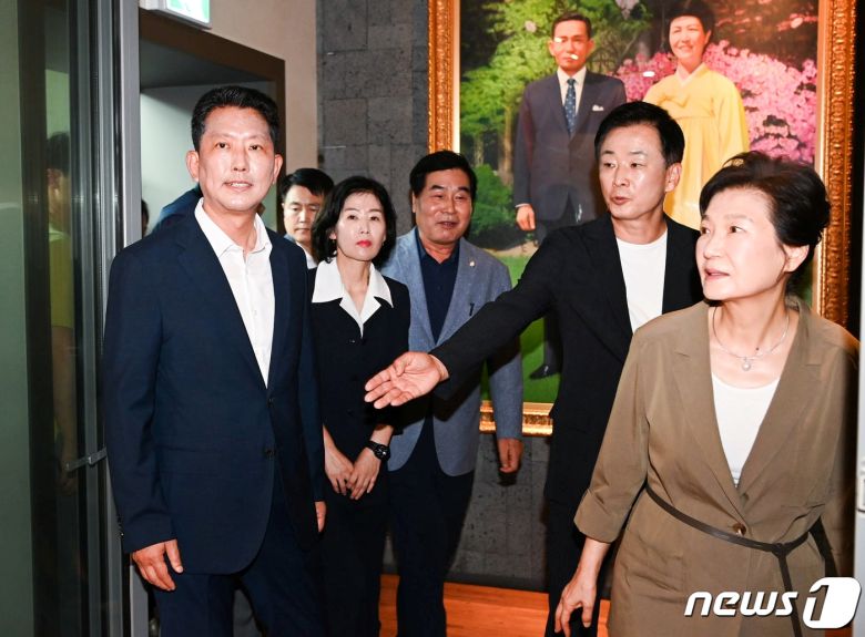 박근혜 전 대통령이 15일 경북 구미시 상모동 박정희 전 대통령 생가를 찾아 추모관에 분향한 뒤 김장호 구미시장의 안내를 받아 박정희대통령역사자료관을 관람하고 있다. 2023.08.15/뉴스1 ⓒ News1 정우용 기자