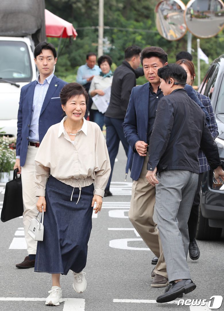 박근혜 전 대통령이 25일 오전 대구 달성군 현풍시장을 찾아 시장 안으로 들어서고 있다. 2023.9.25/뉴스1 ⓒ News1 공정식 기자