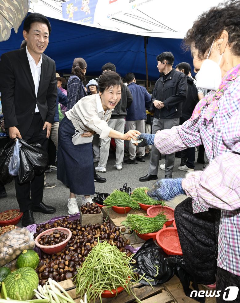 박근혜 전 대통령이 25일 오전 대구 달성군 현풍시장을 찾아 장을 보고 있다. 2023.9.25/뉴스1 ⓒ News1 공정식 기자