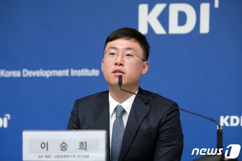 이승희 한국개발연구원(KDI) 재정·사회정책연구부 정책위원이 25일 정부세종청사에서 '소득과 자산으로 진단한 노인빈곤과 정책 방향' 보고서 브리핑을 하고 있다. (KDI 제공)