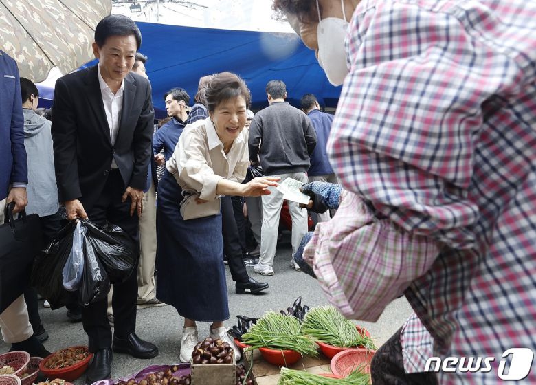박근혜 전 대통령이 25일 오전 대구 달성군 현풍시장을 찾아 장을 보고 있다. 2023.9.25/뉴스1 ⓒ News1 공정식 기자