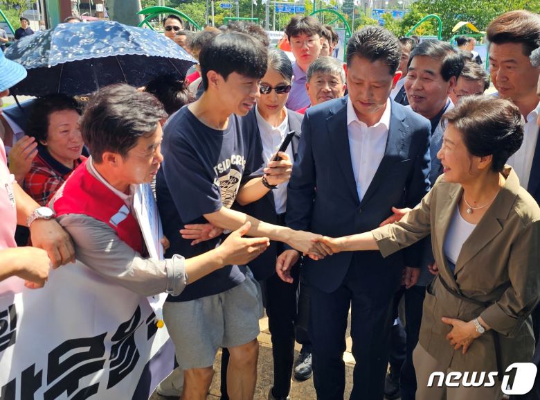 박근혜 전 대통령이 15일 경북 구미시 상모동 박정희 전 대통령 생가를 찾아 시민들과 인사나누고 있다. 2023.8.15/뉴스1 ⓒ News1 정우용 기자