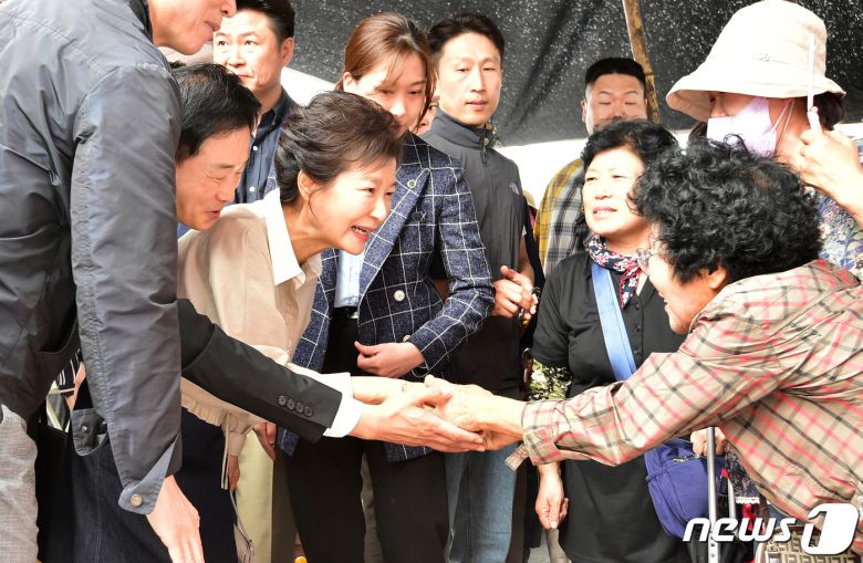 박근혜 전 대통령이 25일 오전 대구 달성군 현풍시장을 찾아 시민들과 인사 나누고 있다. 2023.9.25/뉴스1 ⓒ News1 공정식 기자