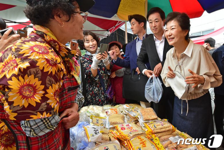 박근혜 전 대통령이 25일 오전 대구 달성군 현풍시장을 찾아 장을 보고 있다. 2023.9.25/뉴스1 ⓒ News1 공정식 기자