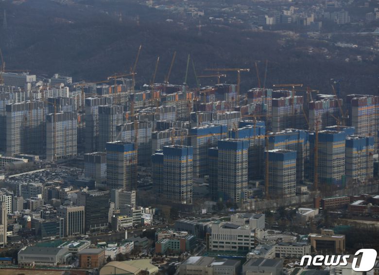 서울의 한 아파트 건축 현장의 모습.ⓒ News1 신웅수 기자