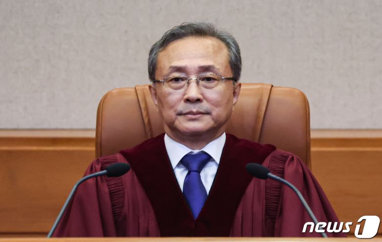 유남석 헌법재판소장이 26일 오후 서울 종로구 재동 헌법재판소 대심판정에 자리하고 있다. 헌법재판소는 이날 이적단체에 가입하거나 그 활동을 찬양·고무하는 것을 금지하고 이적표현물을 소지·유포할 수 없도록 한 국가보안법 조항 위헌 여부를 선고한다. 2023.9.26/뉴스1 ⓒ News1 김도우 기자