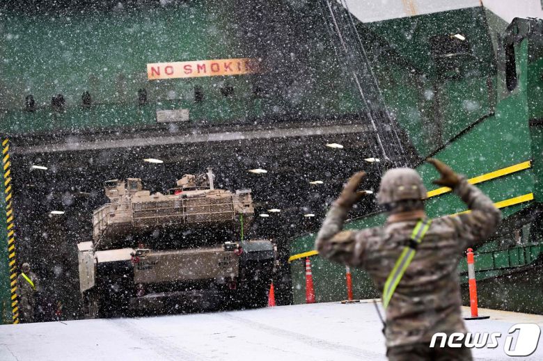지난해 12월3일(현지시간) 폴란드 북부 항만도시 그디니아에서 미 육군 병사가 군사훈련에 사용될 M1A2 에이브럼스 탱크에 신호를 보내고 있다. 2022.12.03/뉴스1 ⓒ AFP=뉴스1 ⓒ News1 김민수 기자