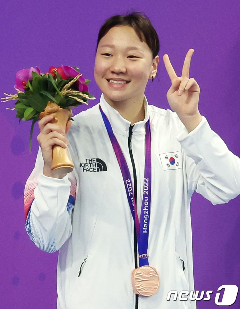 26일 오후 중국 항저우 올림픽 스포츠센터 수영장에서 열린 2022 항저우 아시안게임 여자 배영 200ｍ 결승전에서 대한민국 이은지가 3위에 올라 동메달을 목에 걸고 기뻐하고 있다. 이은지는 이날 3위에 올라 1998년 방콕 대회의 심민지(동메달)에 이어 25년 만에 아시안게임 여자 배영 200ｍ에서 메달을 목에 건 한국 선수가 됐다. 2023.9.26/뉴스1 ⓒ News1 민경석 기자