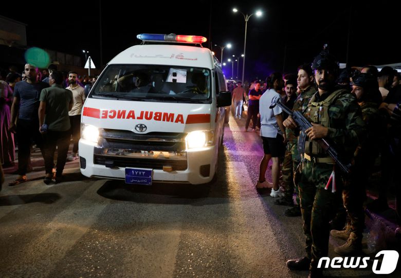 27일(현지시간) 이라크 북구 함다냐 지역에서 발생한 결혼식 피로연 현장에 앰뷰런스가 출동하고 있다. ⓒ 로이터=뉴스1 ⓒ News1 박형기 기자