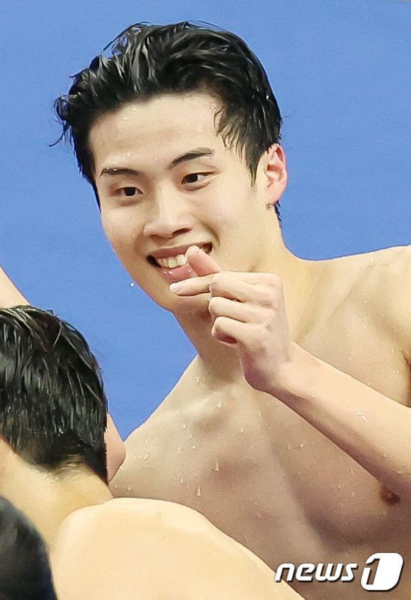 25일 오후 중국 항저우 올림픽 스포츠센터 수영장에서 열린 남자 계영 800ｍ 결승전에서 대한민국 황선우가 금메달을 확정 지은 뒤 중계 카메라에 포즈를 취하고 있다. 2023.9.25/뉴스1 ⓒ News1 민경석 기자