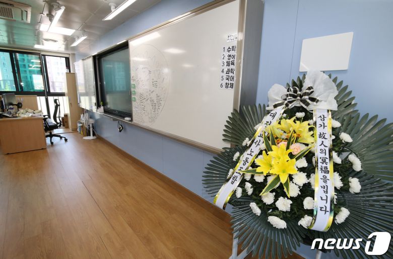 학부모로부터 악성 민원에 시달리다 극단적 선택을 한 것으로 알려진 대전 초등학교 교사의 발인이 거행된 9일 숨진 교사가 근무했던 교실에 조화가 놓여 있다. 2023.9.9/뉴스1 ⓒ News1 김기태 기자