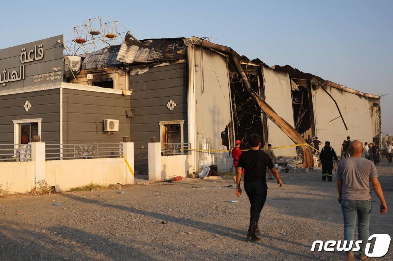 27일(현지시간) 이라크 함다니야 카라코시에서 열린 결혼식 도중 화재가 발생해 식장 건물 천장이 무너진 모습. 직접적 화재의 원인은 불꽃놀이로 추정된다. 2023.09.27/ ⓒ AFP=뉴스1 ⓒ News1 권진영 기자