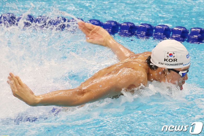26일 오후 중국 항저우 올림픽 스포츠센터 수영장에서 열린 2022 항저우 아시안게임 남자 400ｍ 혼계영 결승전에서 대한민국 김영범이 역영을 펼치고 있다. 대한민국 남자 400ｍ 혼계영 대표팀은 이날 2위를 차지해 은메달을 목에 걸었다. 2023.9.26/뉴스1 ⓒ News1 민경석 기자