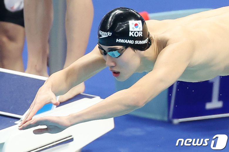 26일 오후 중국 항저우 올림픽 스포츠센터 수영장에서 열린 2022 항저우 아시안게임 남자 400ｍ 혼계영 결승전에서 대한민국 황선우가 힘차게 출발하고 있다. 대한민국 남자 400ｍ 혼계영 대표팀은 이날 2위를 차지해 은메달을 목에 걸었다. 2023.9.26/뉴스1 ⓒ News1 민경석 기자