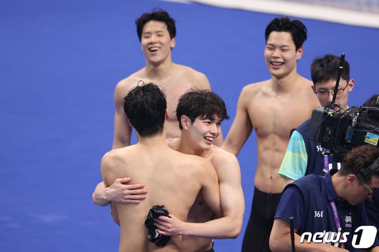 황선우와 지유찬, 이호준, 김지훈이 28일 중국 항저우 올림픽 스포츠센터 아쿠아틱 스포츠 아레나에서 열린 2022 항저우 아시안게임 남자 계영 400m 결승에서 은메달을 딴 후 기쁨을 나누고 있다. 2023.9.28/뉴스1 ⓒ News1 신웅수 기자