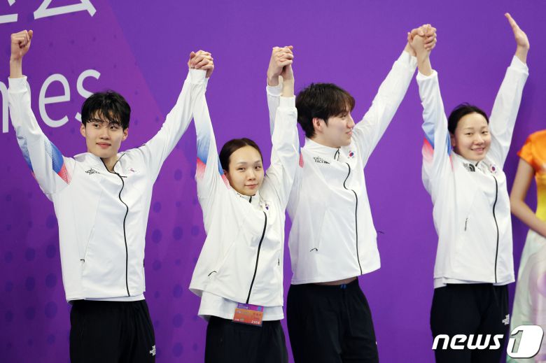 27일 오후 중국 항저우 올림픽 스포츠센터 수영장에서 열린 2022 항저우 아시안게임 혼성 혼계영 400ｍ에서 3위를 차지한 대한민국 황선우(왼쪽부터)와 김서영, 최동열, 이은지가 시상대에 오르고 있다. 2023.9.27/뉴스1 ⓒ News1 민경석 기자