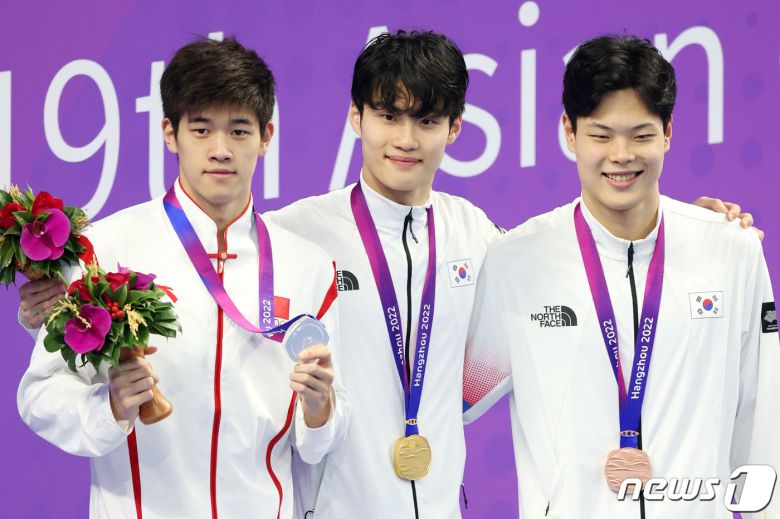 27일 오후 중국 항저우 올림픽 스포츠센터 수영장에서 열린 2022 항저우 아시안게임 남자 자유형 200ｍ 메달 수여식에서 금메달과 동메달을 목에 건 대한민국의 황선우, 이호준이 은메달 중국 판잔러와 기념촬영 하고 있다. 2023.9.27/뉴스1 ⓒ News1 민경석 기자