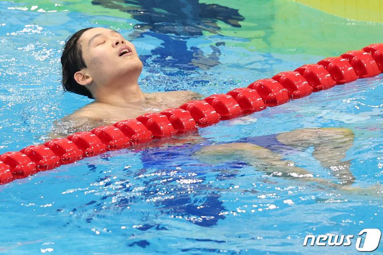 27일 오후 중국 항저우 올림픽 스포츠센터 수영장에서 열린 2022 항저우 아시안게임 남자 접영 100ｍ 결승에서 대한민국 김영범이 경기를 마치고 기록을 확인한 뒤 아쉬워하고 있다. 2023.9.27/뉴스1 ⓒ News1 민경석 기자